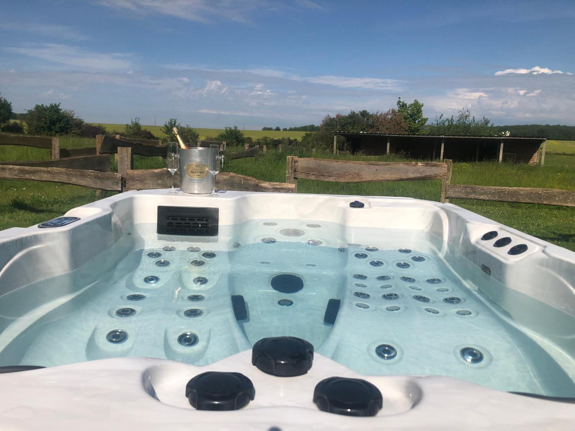 Le Spa Est Dans Le Pre Trigueres Extérieur photo